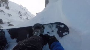Спуск на сноуборде во время лавины