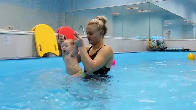 Маше 5 месяцев,первое занятие в бассейне смотреть онлайн