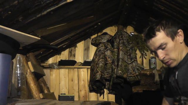 Готовим ЗЕМЛЯНКУ К МОРОЗАМ. Дров на всю зиму и скромный завтрак в лесу! смотреть онлайн