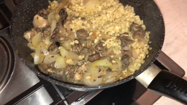 Куриные сердечки жареные с перловкой
