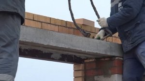 Кладка стен двухэтажного дома. Керамический кирпич и газоблок.