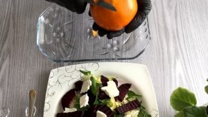 Яркий салат с запеченной свеклой, апельсином и тыквенными семечками.