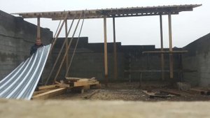 навес своими руками. Подъём профлистов одним человеком.