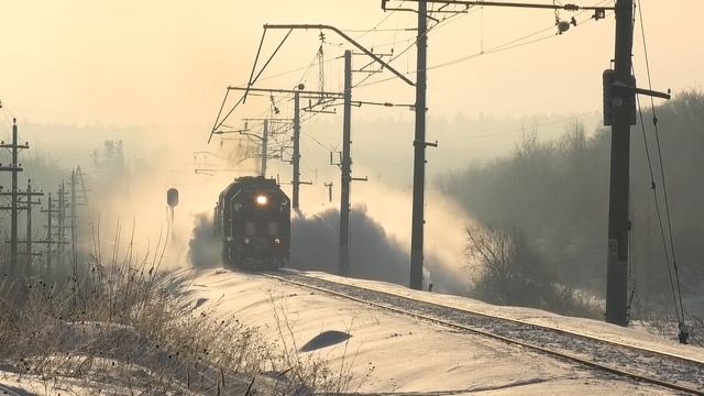 "Снегоборьба". ТЭМ18ДМ-553 и 2ТЭ116-803 с ПОМ "Ветерок" смотреть онлайн