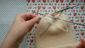 Мастер-класс по вязанию шапки спицами из пуха норки с двумя отворотами / Самая простая шапка