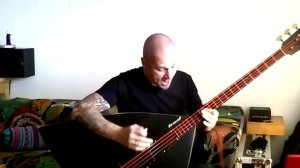 как нужно играть на бас гитаре!