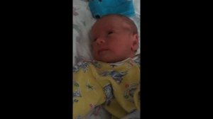 Малыш 36 недель вес 1800 грамм 47 см  Как он выглядит в 1 месяц.mp4