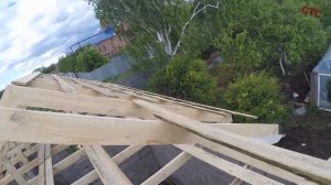 Двускатная крыша летнего домика / Стропильная система / Обрешетник и профнастил (май 2018)