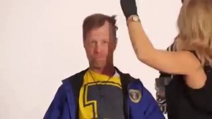 Ролик, в котором из бомжа стилисты сделали респектабельного человека