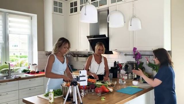 Готовим ужин с Алуникой по рецепту доктора Лидии Зейдан. Часть 3 смотреть онлайн