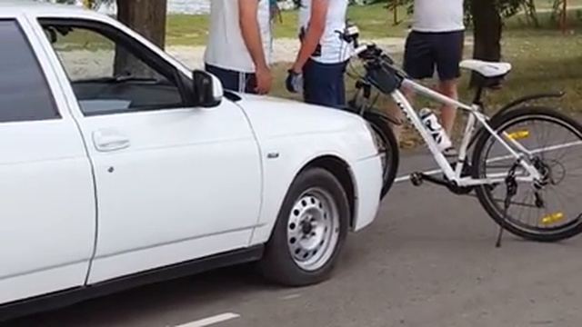 Автоупырь катается по велодорожке