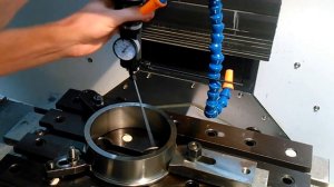 Поиск центра у стального кольца при помощи центроискателя.