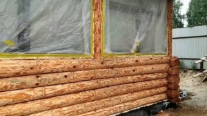 Очищаем, грунтуем и красим потемневший сруб