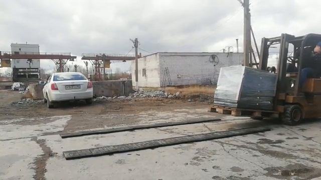 Полимерпесчаная плитка (Собственное производство) и погрузчик 3 т. с грузом 0,7 т.