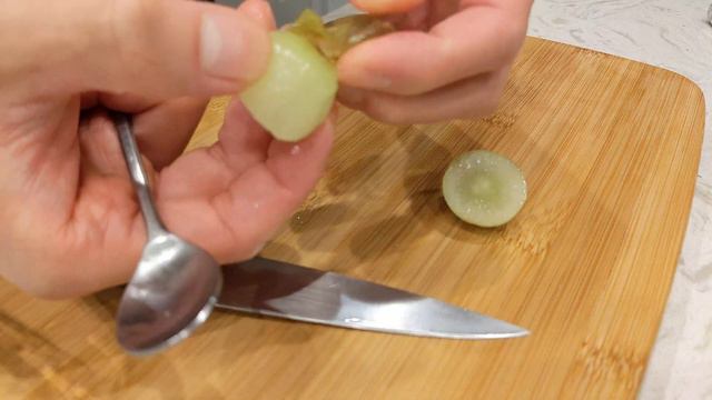 How to peel grapes (and cut them for babies or toddlers with strong gag reflexes) смотреть онлайн