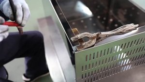 Процесс изготовления мусорного ведра. Завод, производящий 1200 мусорных баков в год