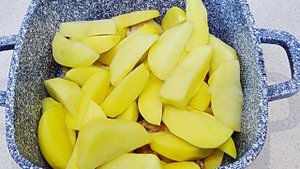 Куриные крылышки тушеные с овощами