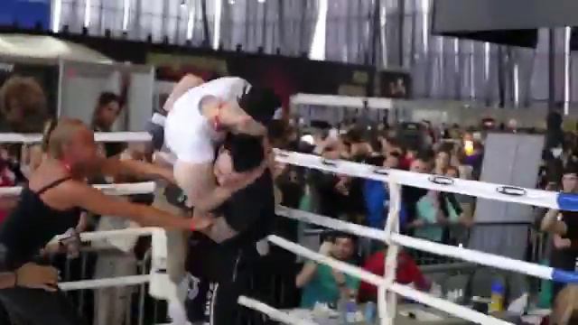 Андрей Афонин (@afonyatv) Подрался сегодня с Руками-базуками смотреть онлайн