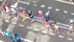 Утренняя зарядка в школьном лагере под музыку (3) Снимаю сверху