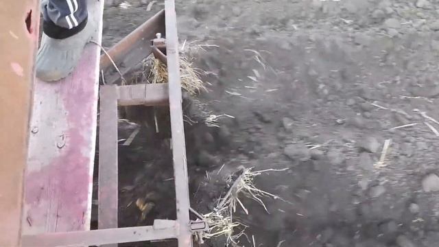 Посадка картофеля с одновременным внесением удобрений самодельной 2-х рядной картофелесажалкой. смотреть онлайн