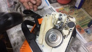 Бензопила Stihl 180 . Зафиксирование Крышки пружины тормоза.