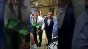 Дима рвет меха у друга на свадьбе.Под гармонь Море гладь.
