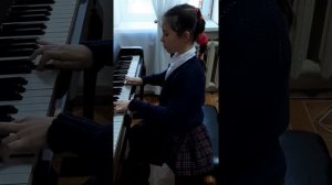 Л. Моцарт Менуэт, исполняет Вероника Ильина (2 класс)