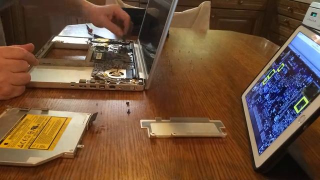 Χειρουργώντας το MacBook Pro '15 Early 2008 смотреть онлайн