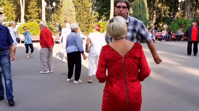 ИНТЕРЕСНЫЙ МОМЕНТ! ТАНЦЫ В ПАРКЕ ГОРЬКОГО ХАРЬКОВ смотреть онлайн