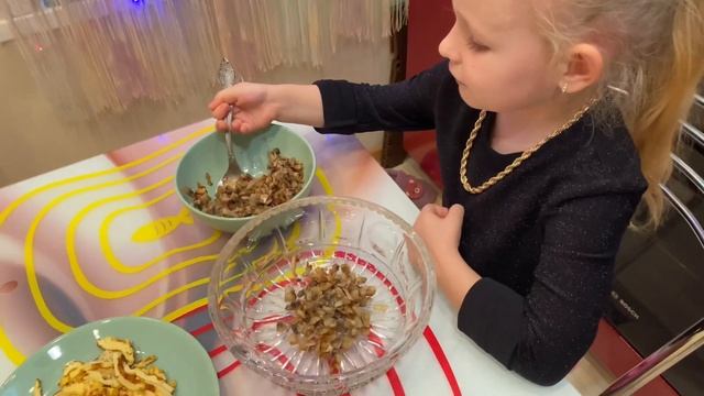 Готовим новогодний салат курочка Ряба