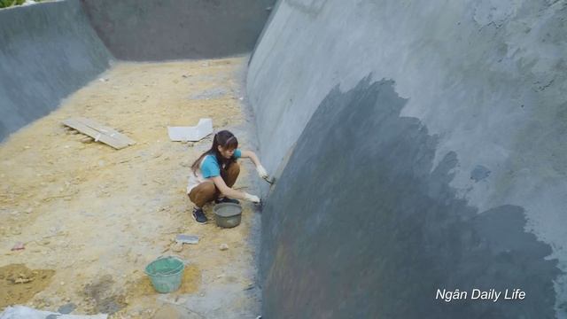 Continuously Sealing Pond Walls And Glue Waterproofing With Cement - Off grid Living - Farm Life смотреть онлайн