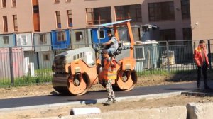 Каток тротуарный HAMM работает на улице видео