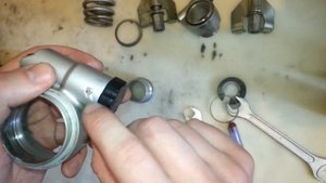 Ремонт газомасляного амортизатора мотоцикла Suzuki GSX1400, разборка. Repair of the shock absorber