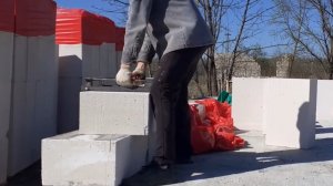 Дом с нуля. День 31. Захваты для газоблока. Как носить блок.