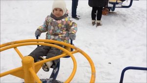 Ксюша на зимней прогулке, купается в снегу, играет на детской площадке, встречает зайца и волка