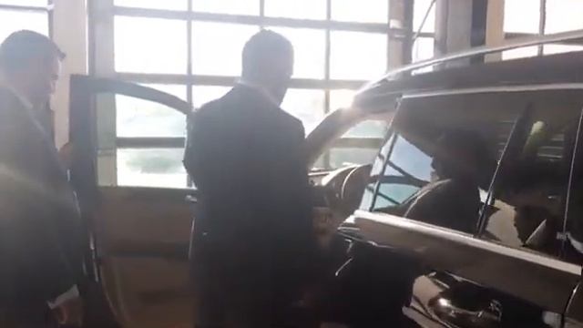 Умар Кремлев вручил Мурату Гассиеву автомобиль