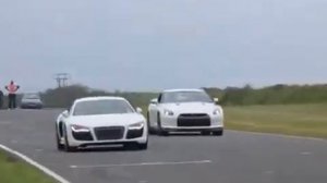 Audi R8 vs Nissan G-TR