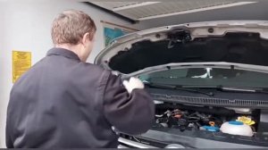 Влог . Замена Аккумулятора  на VW  T5 . Batterie und Gasfeder Motorhaube  wechseln  bei VW T5 .