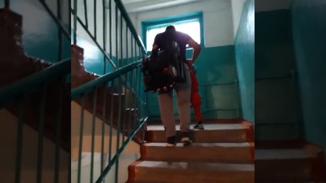 Поднимается по лестнице смотреть онлайн