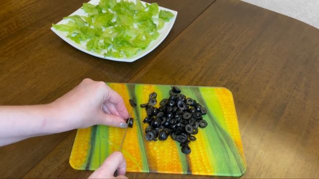 Салат с жареными шампиньонами, нутом, помидорами и маслинами.