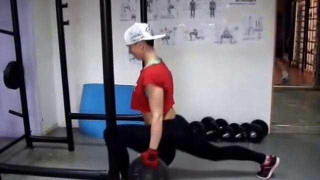 Качаем попу свободными весами