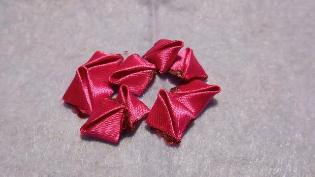 Как сделать цветок из лент для украшения резинки для волос или заколки? смотреть онлайн