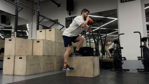 Приседания гоблет с тумбы на одной ноге