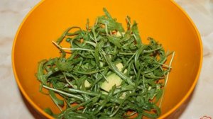 Салат с креветками, авокадо и черри