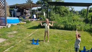 ЗАРЯДКА ДЛЯ ДЕТЕЙ С ГИМНАСТИЧЕСКОЙ ПАЛКОЙ. А Вы с нами!? Дети на даче))). Лето 2022. На дворе жара?