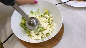 Брускетта рецепт с авокадо и вялеными томатами.