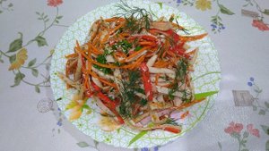 Корейский салат из крабовых палочек.