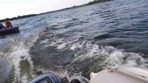 Ватрушка из матраса пвх анкор)) Тянет Ямаха 9.9.В лодке Солар 2 человека.