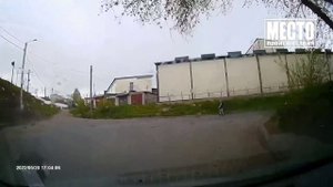 Вынудил заехать на бордюр.