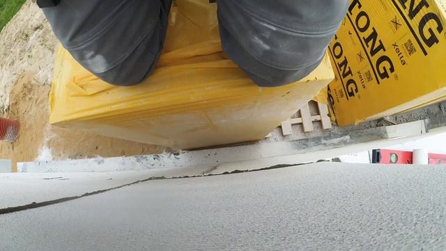 Дом c умом из газобетона с мини краном для кладки блоков смотреть онлайн